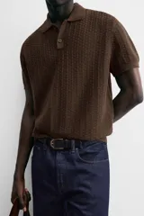 Polo gris de punto con textura, corte regular, cuello solapa y cierre frontal con botones.