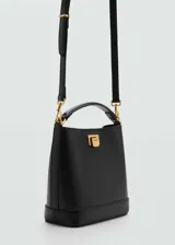 Bolso tipo bucket negro con asa corta y cierre metálico dorado.