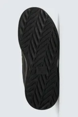 Zapatilla estilo skate de diseño robusto, confeccionada en una combinación de piezas de gamuza y material textil acolchado. Presenta un sistema de cierre con cordones gruesos y una tira de velcro en el empeine, junto con una suela de plataforma con relieve irregular.