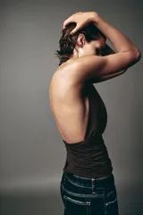 Top marrón con cuello halter, escote drapeado, detalle de pliegues y cierre trasero con cremallera oculta.