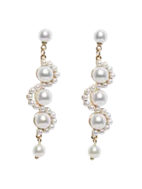 Aros colgantes dorados con perlas blancas.