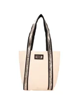 Bolso tipo tote bag color crema, con textura símil cuero y detalles en animal print plateado en los bordes y las asas.