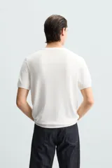 Camiseta de hombre de punto con mezcla de viscosa, a rayas horizontales blancas y azul marino. Tiene cuello redondo, manga corta y terminaciones en rib.