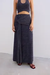 Falda larga color marrón chocolate, con frunce lateral y corte al bies.