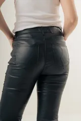 Pantalón negro de eco cuero, tiro alto, corte ajustado y estilo Oxford.