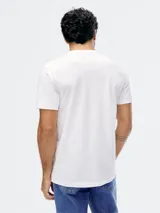 Camiseta básica de manga corta, cuello redondo y calce regular, color rojo jaspeado.