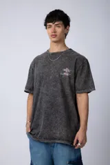 Remera color verde oliva con cuello redondo y mangas cortas, con un pequeño estampado en el pecho.