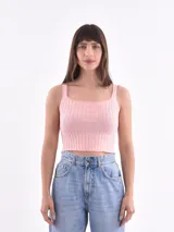 Musculosa de punto acanalado color rosa, con breteles anchos y escote cuadrado.