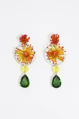 Aros colgantes con base circular plateada, adornados con cristales facetados naranjas y amarillos, y flores rojas. Cuentan con un cristal amarillo redondo y un cristal verde en forma de lágrima.