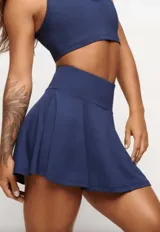 Pollera short deportiva negra con short interno y bolsillos laterales.