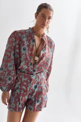 Camisa de lino color ladrillo con estampado de flores azules, cuello mao, mangas largas abullonadas con puño elástico y corte holgado.