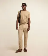 Remera de hombre color verde grisáceo, de manga corta y cuello redondo, confeccionada en algodón peruano.