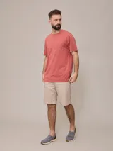 Bermuda de jean color beige, corte recto, con cinco bolsillos y presillas para cinturón.