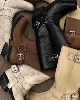 Bota alta de cuero vacuno color negro, con caña recta, punta cuadrada y estribo desmontable.