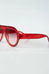 Gafas de sol con diseño moderno y protección UV400, incluyen estuche de neopreno.