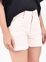Short de jean color crudo, tiro alto, con bolsillos delanteros y traseros, y ruedo desflecado.