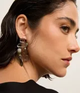 Maxi aros colgantes con formas geométricas irregulares, strass y pedrería en tonos neutros.