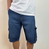 Bermuda de jean celeste con bolsillos cargo laterales y traseros.