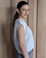 Musculosa de punto color verde claro, con cuello redondo y sisas anchas.