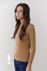 Polera de tejido morley color verde oscuro, de corte ajustado y cuello alto, ideal para diferentes estilos.