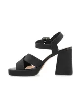 Sandalias de cuero color canela con plataforma y tacón ancho. Tiras cruzadas en el empeine y pulsera ajustable con hebilla en el tobillo.