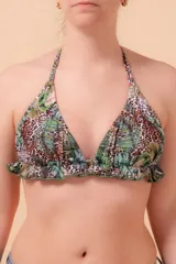 Top de bikini con estampado de hojas y animal print, con tiras para atar en cuello y espalda, detalle de volado en la base y bolsillo interno para colocar copa removible.