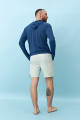 Short de baño color rosa claro con finas rayas verticales blancas, bolsillos laterales y cordón ajustable en la cintura.