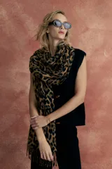 Bufanda larga de tejido suave con estampado animal print de leopardo en tonos marrón y negro.