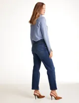 Jean elastizado azul oscuro, marca Mynt 1792, de tiro alto y corte bootcut con tajos laterales en el ruedo. Cuenta con pretina con pasadores, botón y cierre, y bolsillos delanteros y traseros.