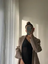 Body negro de tul con detalles de encaje, aro en el busto y breteles regulables.