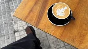 Botas Chelsea de cuero color marrón con paneles laterales elásticos negros y suela track de goma negra.