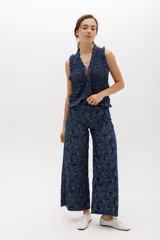 Pantalón jean wide leg de tiro alto, color azul denim, con ruedo desflecado y bolsillos delanteros y traseros.