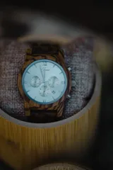 Reloj de pulsera Chenaut Lune con caja y correa de madera de zebrano, esfera plateada con números romanos y subdiales plateados, movimiento de cuarzo, función de cronógrafo y fechador, cristal Hardlex resistente a los arañazos y resistencia al agua 3 ATM.