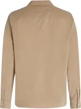 Camisa de manga larga color beige de pana con cuello clásico, cierre frontal con botones, logo de Tommy Hilfiger en la muñeca y detalles distintivos de la marca.