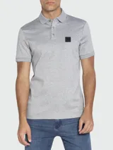 Remera polo gris de algodón, corte regular fit, con cuello clásico abotonado y logo cuadrado negro en el pecho. Modelo Parlay 143 de Boss.
