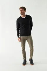 Sweater negro de manga larga con escote en V y logo bordado.