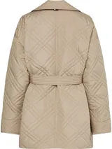 Chaquetón acolchado color beige con diseño de rombos, doble botonadura, cinturón y mangas con vuelta.