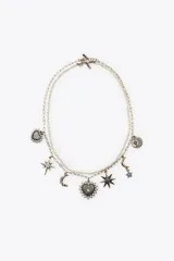 Set de dos collares: uno con cadena metálica con mini perlas y cierre de mosquetón, y otro con cadena de eslabones metálicos y colgantes de charms variados con cierre de mosquetón.