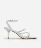 Sandalias plateadas de tacón fino, con punta cuadrada y tiras finas con apliques brillantes. Incluye tira con hebilla alrededor del tobillo.