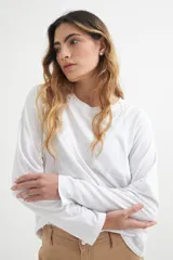 Remera verde oscuro de algodón, de manga larga y corte recto.