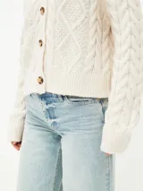 Cárdigan rojo de punto trenzado con cuello redondo y botones de madera.