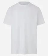 Remera de hombre color verde grisáceo, de manga corta y cuello redondo, confeccionada en algodón peruano.