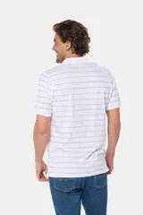 Remera polo celeste con rayado multicolor y logo bordado en el pecho.