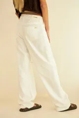 Pantalón de jean blanco de corte recto, con bolsillos delanteros y traseros, y etiqueta de marca en la cintura.