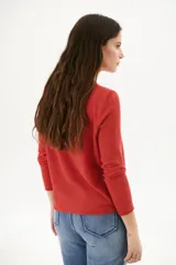 Sweater azul de tejido de punto con cuello redondo y mangas largas.