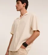 Kit de seis pulseras negras de estilo casual, compuesto por tres pulseras trenzadas con ajuste deslizante y tres pulseras de cuentas elásticas, algunas con detalles cilíndricos.