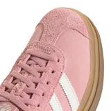 Championes Adidas modelo Gazelle Bold W, color rosa claro con tres franjas blancas en el lateral. Presentan una plataforma gruesa de goma color goma/marrón claro. El talón es blanco y la lengüeta tiene un patrón texturizado.