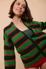 Campera con cierre frontal, de tejido con ondas y rayas horizontales verdes, rojas y negras.