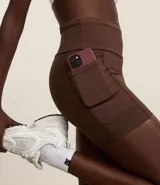 Bermuda deportiva de poliamida color borgoña, con cintura alta texturizada y bolsillos laterales.