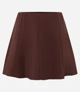 Short pollera marrón de punto roma con cintura elástica y recortes verticales.